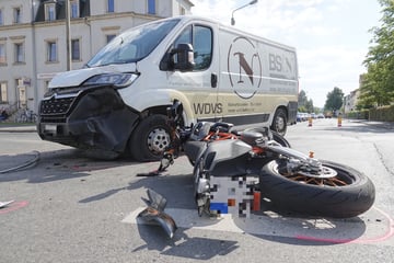 Unfall im Dresdner Süden: Motorrad und Transporter treffen sich auf Kreuzung
