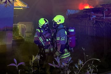 Berlin: Laube in Flammen: Nächtliches Feuer in Gartenkolonie