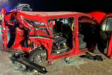 Transporter kracht in Stauende: Unfall mit sieben teils schwer Verletzten