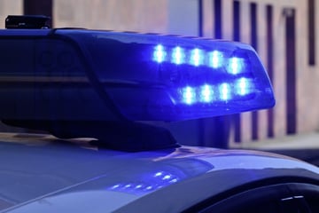 Unfall A5: Laster fährt auf Transporter der Straßenmeisterei: A5 gesperrt