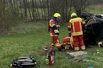 Durch Leitplanke gekracht und überschlagen: Opel-Fahrer per Crash-Rettung geborgen