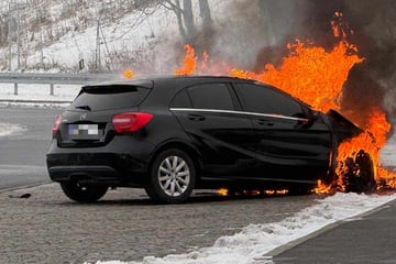 Unfall A4: Auto geht auf Rastplatz plötzlich in Flammen auf - Totalschaden