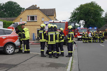 22 Einsatzfahrzeuge der Feuerwehr vor Ort: Mehrere Explosionen in Werkstatt in Ostsachsen