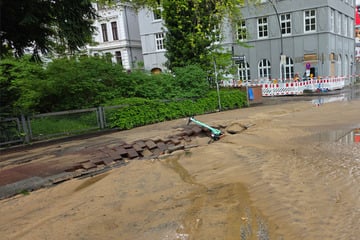 Hamburg: Wasserrohrbruch sorgt für Verkehrschaos: Diesen Bereich solltet Ihr umfahren