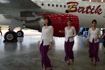 Zu beschämt für die Wahrheit: 23-Jährige schleicht sich als falsche Stewardess ins Flugzeug