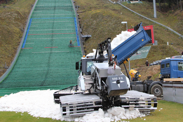 Skispringen im Vogtland: Netze sind montiert, jetzt wird Schnee geschossen
