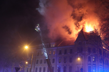 Dresden: Dachstuhlbrand in Dresden: Feuerwehr rechnet mit Einsatz bis tief in die Nacht