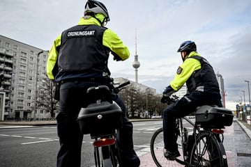 Berlin: Weil er Strafe nicht zahlen will: Müllsünder rastet aus und beißt Ordnungsamt-Mitarbeiter
