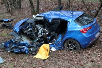 Tödlicher Unfall im Norden: Alfa-Romeo-Fahrer kracht gegen Baum
