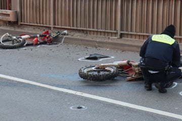 Biker stürzt von Eisenbahnbrücke: Motorrad zerreißt in zwei Teile