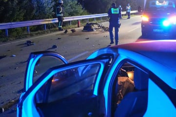 Motorrad kracht frontal in Opel, für jungen Mann kommt jede Hilfe der Retter zu spät
