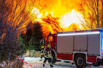 Leipzig: Großbrand nahe Leipzig: Reetdachhaus steht lichterloh in Flammen