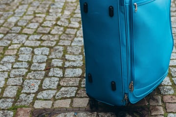 Erst große Sorge, dann große Erleichterung: Herrenloser Koffer steht vor Bäckerei