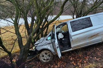 Unfall auf Staatsstraße: Transporter knallt gegen Bäume