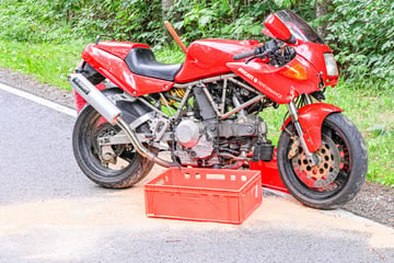 Er verlor Kontrolle über Motorrad: 28-Jähriger wird gegen Baum geschleudert und stirbt