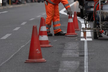 Unfall A4: 28-Jähriger bei Markierungsarbeiten auf A4 von BMW erfasst: Fahrer macht sich aus dem Staub