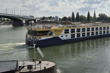 Hotelschiff mit 75 Gästen fährt sich bei Wendemanöver auf Sandbank fest