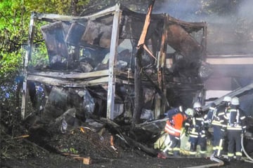 Holzbaufirma geht in Flammen auf: Immenser Schaden nach Großbrand
