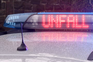 Unfall A61: Tödlicher Crash auf A61: Motorradfahrer überholt Auto rechts und kracht in Renault