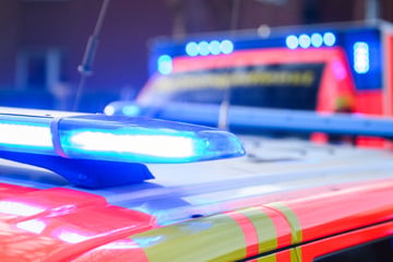 Überholmanöver endet mit Unfall: Biker von Auto umgefahren und schwer verletzt
