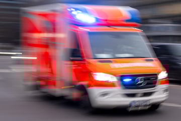 Schock an der Haltestelle: Autofahrer fährt an Bus vorbei und erfasst Kind