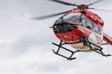 Flammen rufen Feuerwehr auf den Plan: Verletzter mit Hubschrauber in Klinik geflogen