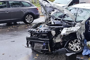 Schwerer Crash: Frau muss von Feuerwehr aus Wrack befreit werden