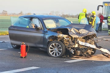 BMW kracht frontal in Paketauto: Zwei Verletzte bei Unfall auf sächsischer Bundesstraße