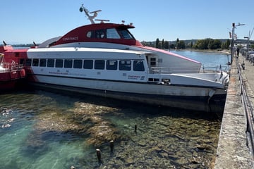 Katamaran kracht auf Bodensee gegen Hafenmauer: Ein Dutzend Verletzte, Rettungshubschrauber im Einsatz