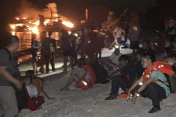 Während die Passagiere schliefen: Fähre geht in Flammen auf, mindestens 10 Tote