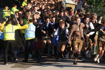 Oktoberfest öffnet die Tore: Junge Leute stürmen auf die Festwiese!