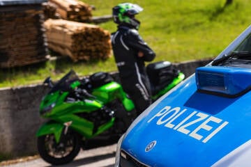 Biker schlägt bei Polizeikontrolle zu und landet später selbst im Krankenhaus