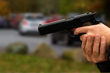 Parkplatz-Streit beim Ausparken eskaliert: Mann zieht Schusswaffe