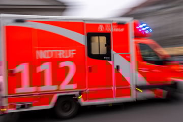 Senior (88) in Kölner City von Auto erfasst und schwer verletzt - Fahrbahn noch gesperrt