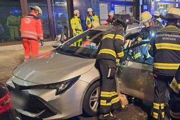 München: Schwerer Unfall im Münchner Zentrum: Verletzter Toyota-Fahrer muss vorsichtig befreit werden