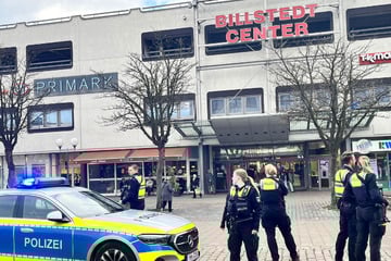 Polizei im Großeinsatz! Person droht Menschen in Einkaufszentrum zu verletzen
