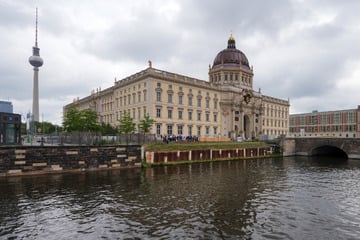 Berlin: Mensch fällt in Spree und droht zu sterben: Trio rettet ihm in letzter Sekunde das Leben