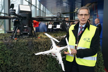 Hamburg: Projekt "Falke": Abwehrdrohne fängt gegnerische Drohnen ein