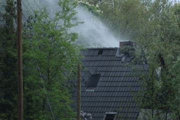 Hamburg: Direkt neben der Autobahn: Brennendes Haus verursacht massive Rauchentwicklung