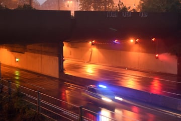 Unfall A46: Fahrzeug geht in A46-Tunnel in Flammen auf: Zwei Verletzte, Strecke voll gesperrt!