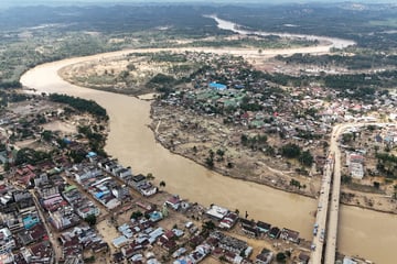 Indonesia reeling after death toll from catastrophic floods tops 800