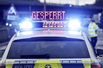 Unfall A46: Frau übersieht heranrasenden Citroën, dann kracht es: Drei Verletzte nach Unfall auf A46