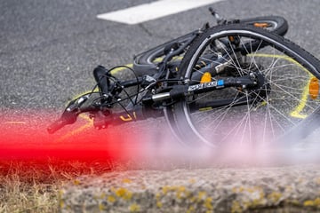 Elfjähriger auf Fahrrad von Auto erfasst: Kind wird bewusstlos und landet im Krankenhaus