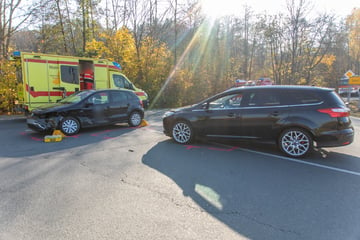 Kreuzungscrash im Erzgebirge: Ford kracht gegen VW