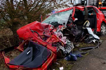 VW-Fahrer stirbt bei Frontalcrash, Mercedes-Fahrerin schwer verletzt