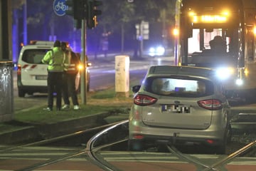 Mehrere Linien umgeleitet! "Falschparker" steckt im Gleisbett fest