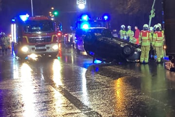 Unfall in Johannstadt: Opel landet auf dem Dach, Fahrerin eingeklemmt!