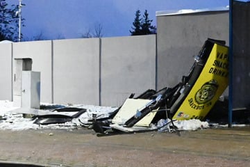 Automatensprenger richten heftigen Schaden an: Polizei sucht Zeugen