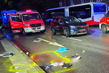 Von Bus überfahren: Mann und Frau lebensgefährlich verletzt