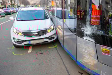 Crash in der Dresdner Straße: Straßenbahn rammt Auto